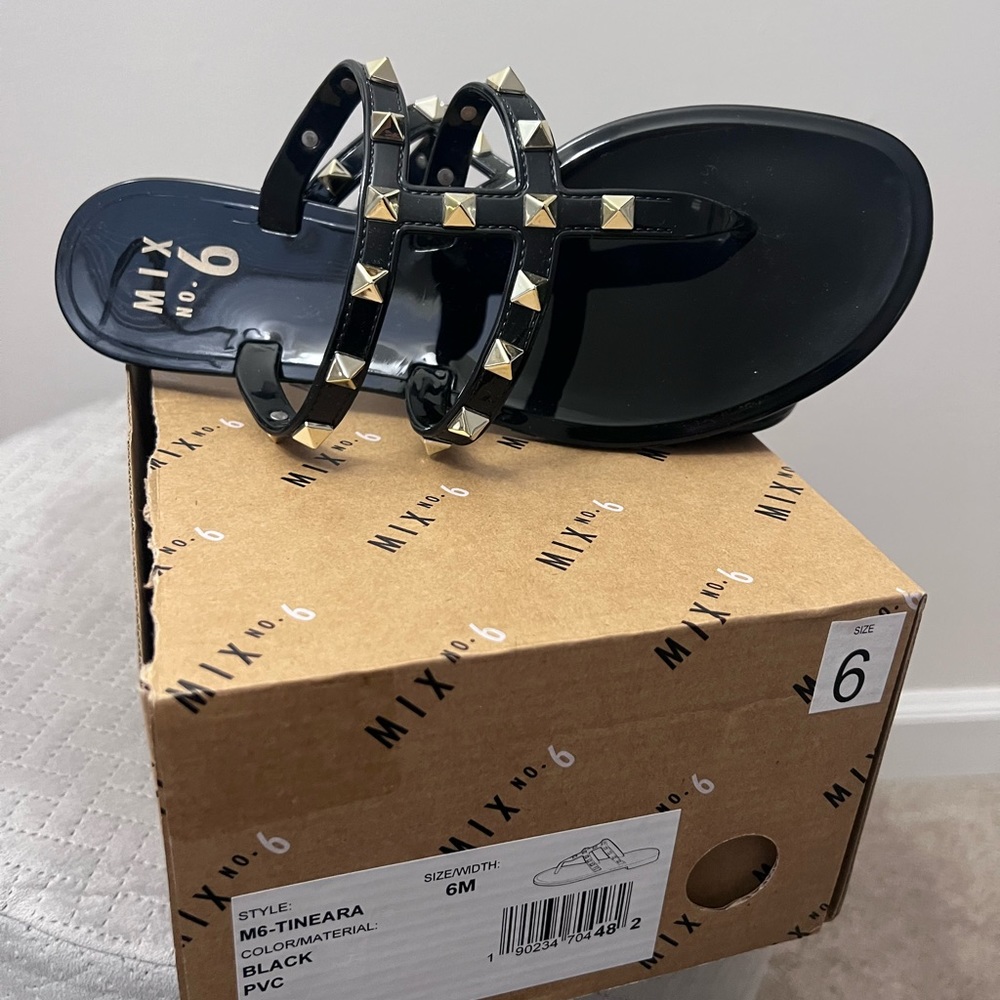 Size 6- Women’s Mix no.6 sandals- never worn!!